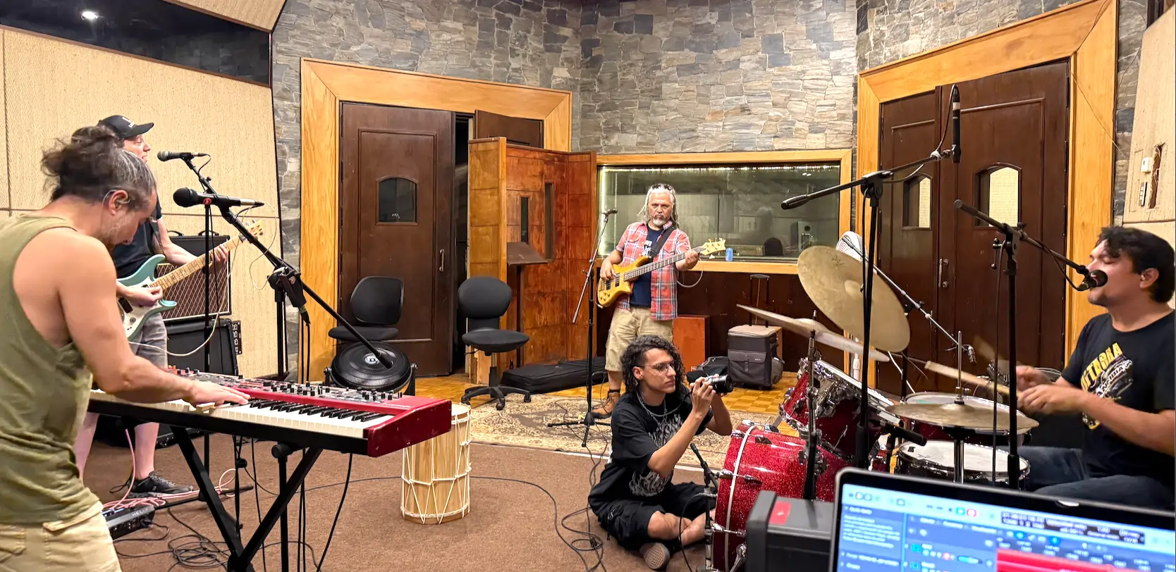 Lambour y su banda ensayando en el estudio de Phantom Records