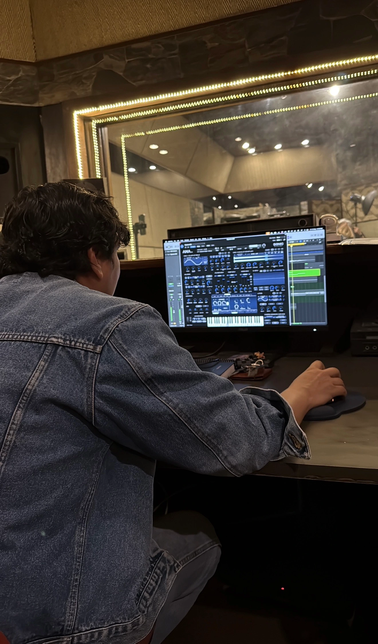 David Chinchilla afinando el groove de la batería y agregando el 808 al mini bridge