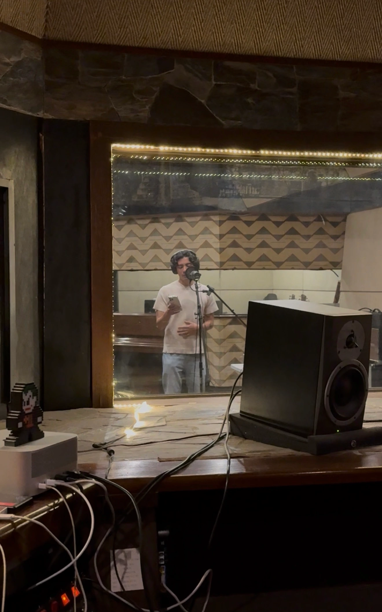 Sebastián grabando el demo vocal mientras David Chinchilla dirige desde la consola