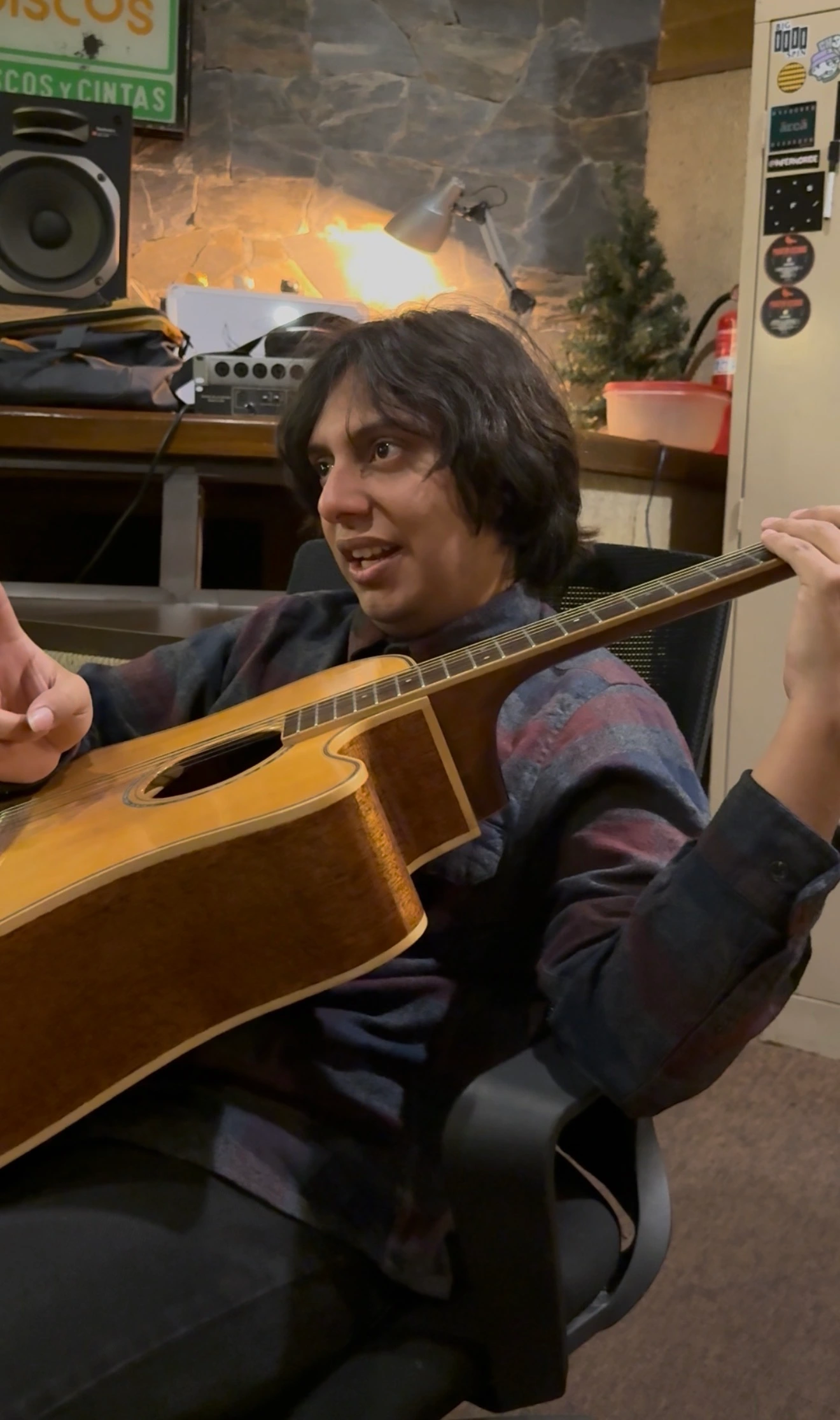 Diego Zarat en guitarra acústica probando ideas armónicas del track
