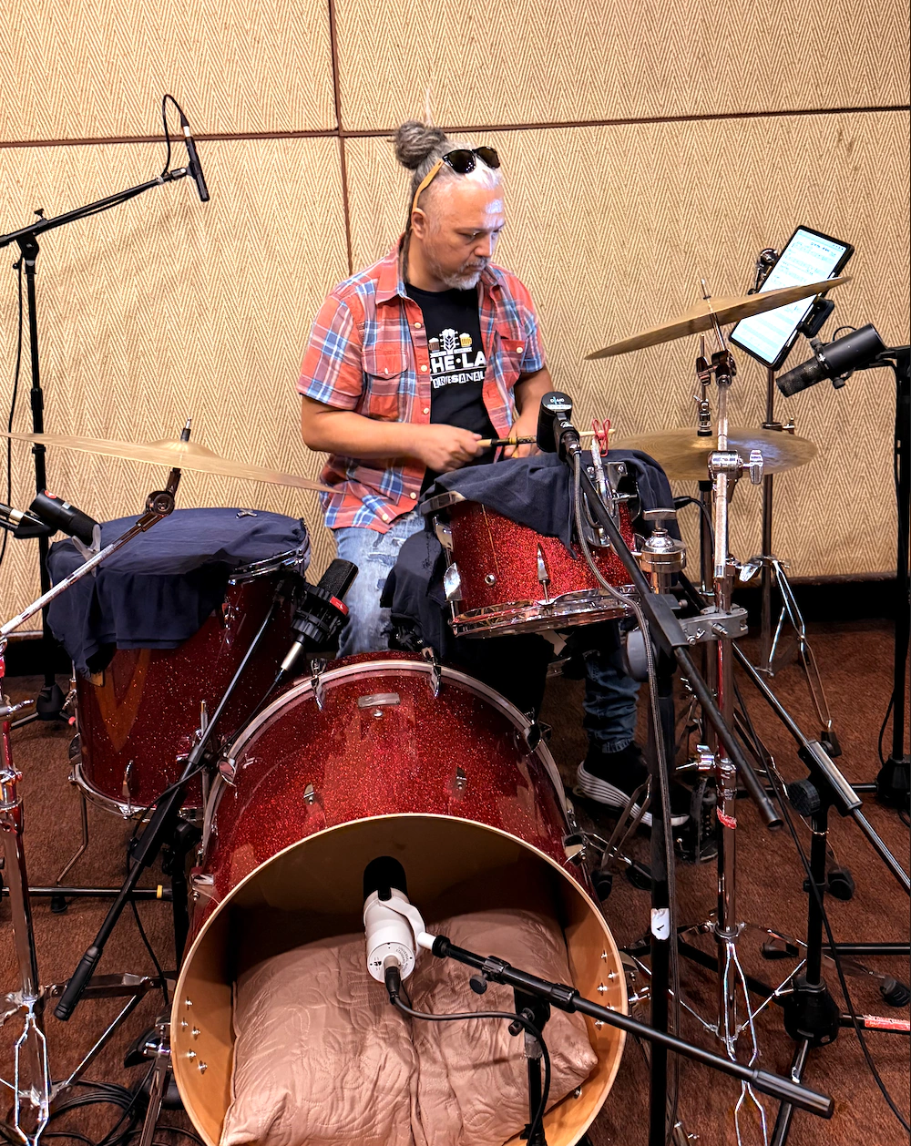 Chejo Enríquez grabando la batería de En La Piel en Phantom Records, con el chart listo en el iPad